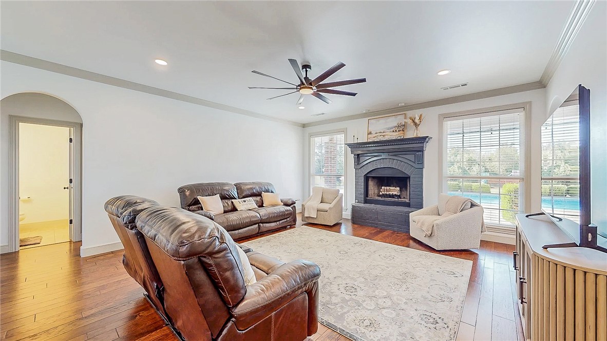 Soaring Hawk Sub Cave Spgs - Residential