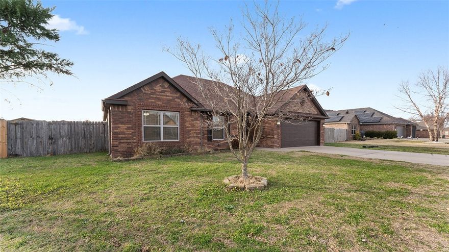 Pea Ridge is thriving with its ideal location near Bentonville, Rogers, and Bella Vista, plus a strong school system and welcoming small-town feel. Located in a friendly subdivision with no POA, this move-in-ready home offers comfort and convenience. Tall ceilings create an open feel, and the spacious living room flows into a large kitchen with an eat-in dining area. With four roomy bedrooms, the primary suite stands out with a jetted tub, separate shower, and walk-in closet. The fenced backyard features a cozy back porch, great for relaxing or entertaining. Biking fans will love the easy access to the Baker Hayes Urban Trail System. A perfect starter home or rental in a growing community.