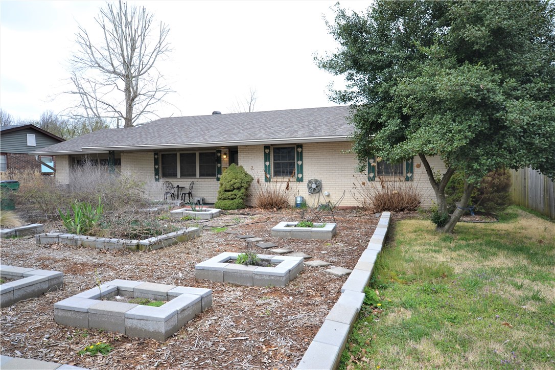Awesome price on this home and in great location!! In ground pool!! This home is in good condition with newer roof, enclosed back patio for extra room and in ground pool!! Acreage amount unknown.