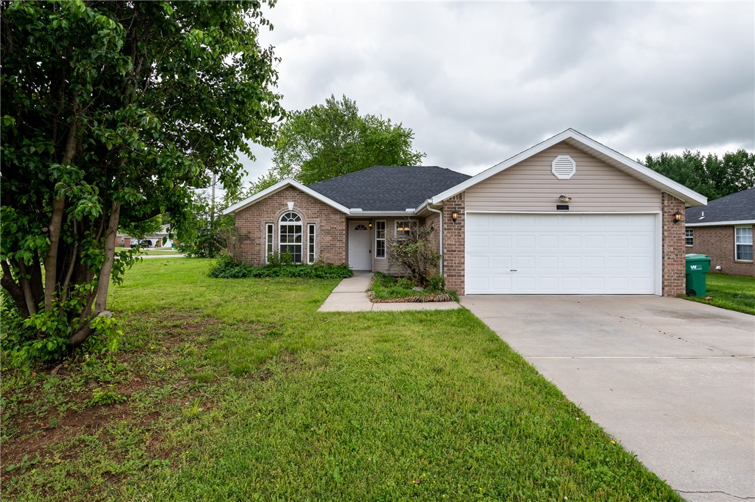 Great home in Centerton. This 3 bed 2 bath home has split floor plan, living room features raised ceiling and gas fire place. Home sits on large corner lot. Just minutes from schools.