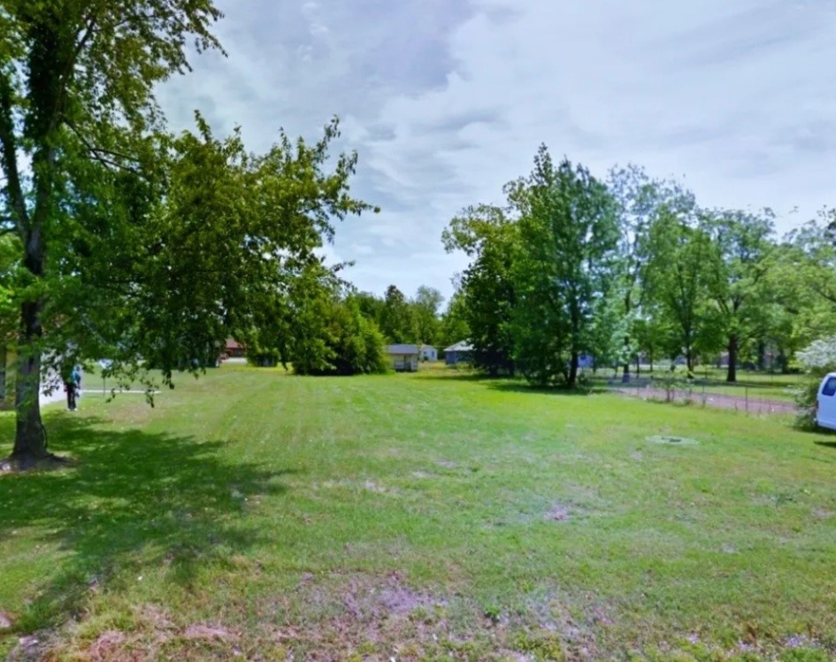 This .34 (+/-) acre lot is ready to build on or place a manufactured home in Crossett, Arkansas of Ashley County. It is close to local amenities and just North of the Louisiana border. Owner financing is available. Call or text for more information.