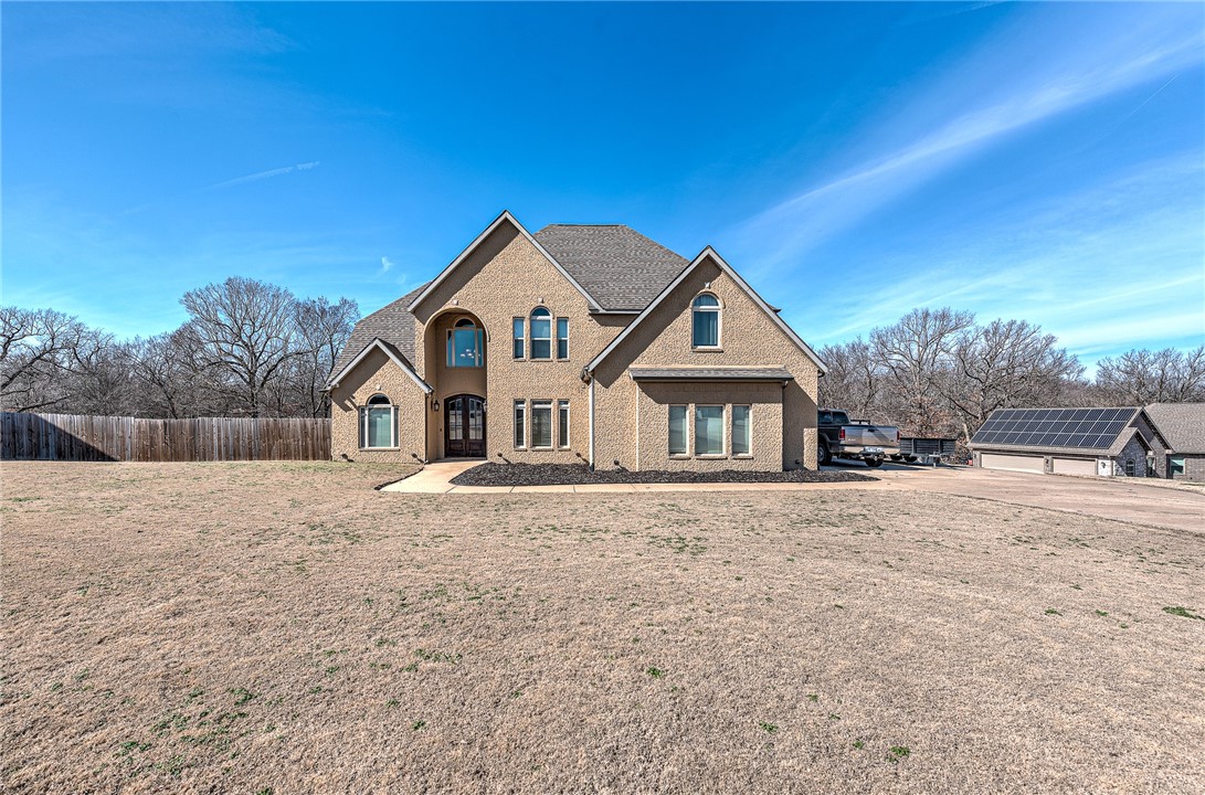 This all brick, 4 bedroom, 3 and a half bathroom home in West Fayetteville on 1.72 acres is one you don't want to miss. Your new home features generous living spaces filled with natural light, warm wood tones, and a cozy fireplace thatās perfect for gathering on cold evenings. The eat-in kitchen features plenty of granite counter space, storage, and room to make memories. The primary suite is a true retreat, offering a spacious layout and a private en-suite bath with a soaking tub and separate shower.
But the real showstopper? The backyard oasis! Plenty of room for gardening, BBQ's, lounging by the pool and soaking up the Arkansas sun.
Donāt miss your chance to own this Fayetteville treasureāschedule a showing today!