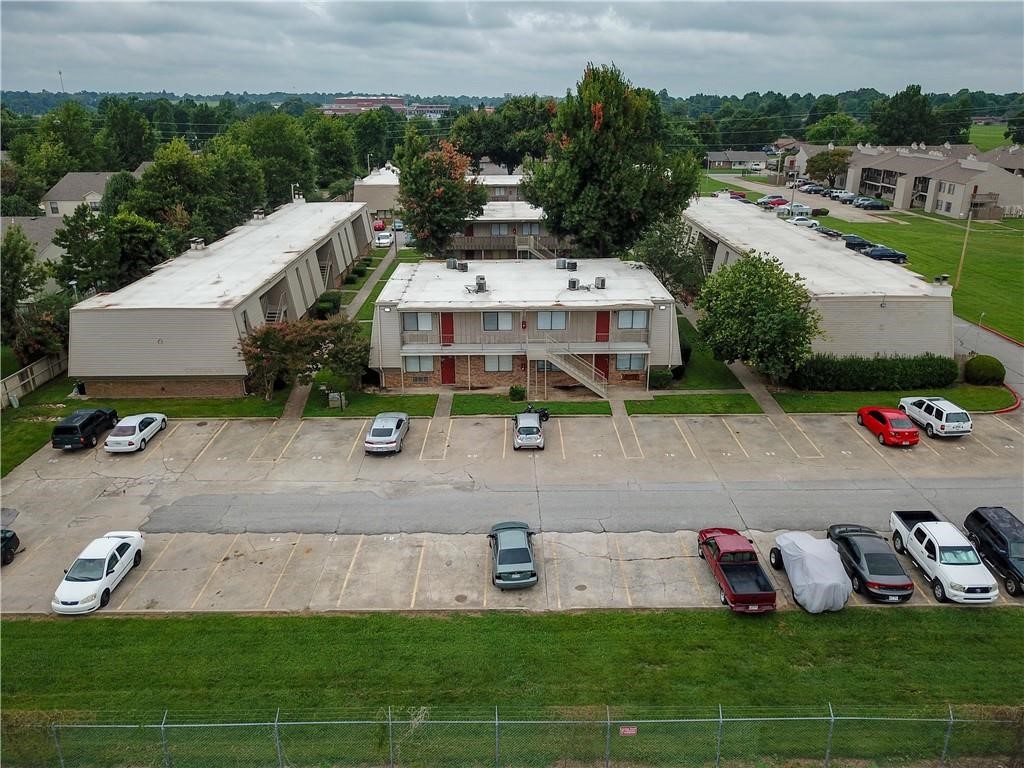 Centrally located in the heart of Northwest Arkansas with close proximity to Tyson Foods Headquarters,Northwest Health Hospital and Sam's Club corporate Call Center. Easy access to Hwy 412, 71-B and I-49.Recent updates to the property.