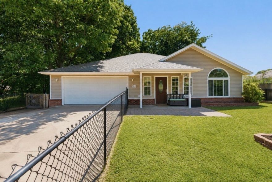 Welcome to 20782 Lakeshore Dr in Springdale, Arkansas a beautifully maintained home that perfectly blends comfort, functionality, and timeless style. Offering 1,804 square feet of thoughtfully designed living space, this 3-bedroom, 2-bathroom home has been exceptionally cared for and is move-in ready.
Inside, you’ll find a warm and inviting layout with spacious bedrooms, functional living areas, and a design that balances traditional charm with modern convenience. The kitchen and living spaces flow effortlessly, creating the perfect setting for both everyday living and entertaining.
Located within walking distance to the White River, this home offers the perfect opportunity to enjoy the beauty of nature, peaceful surroundings, and outdoor recreation while still being conveniently close to town.
Whether you’re looking for your first home, a place to grow, or simply a well-kept property in a great location, this home offers an incredible opportunity to enjoy comfortable living in Springdale.