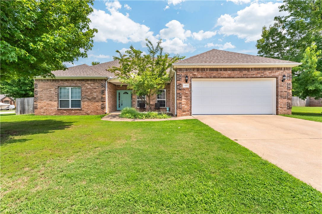 Charming One-Level Brick Home on a Large Corner Lot in West Fayetteville
This well-maintained 3-bedroom, 2-bath home offers comfortable, one-level living in a highly desirable location. Situated on a spacious corner lot, the property features a privacy fence for added seclusion and a metal shed in the backyard, perfect for storage (conveys with the home). The open layout is complemented by refrigerator, washer, and dryer, (all convey) making moving in a breeze.
Enjoy easy access to Hwy 49, as well as proximity to schools, shopping, and entertainment options. This home is ideal for those seeking convenience and a peaceful neighborhood setting. Don't miss out on this fantastic opportunity!