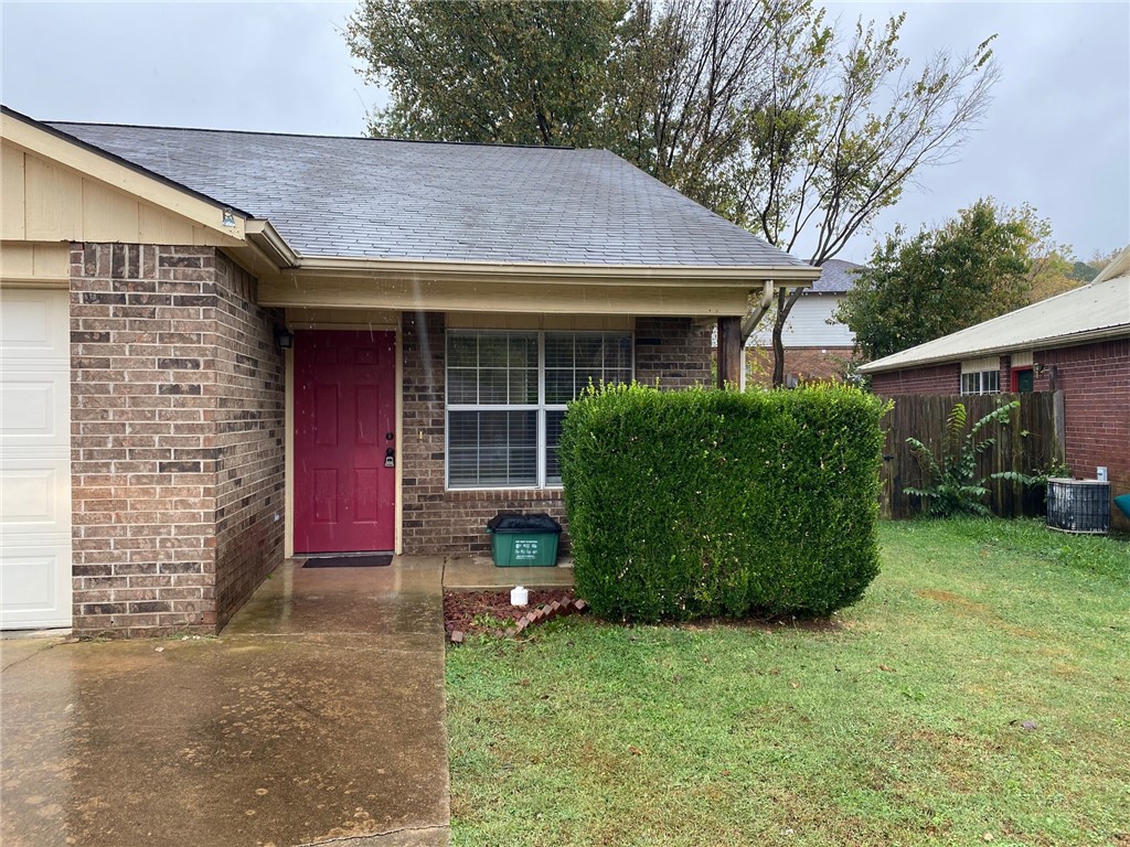 Nice 2 bed 2 bath duplex near the UOFA, with a 1 car garage! Easy access to I-49 and much more!