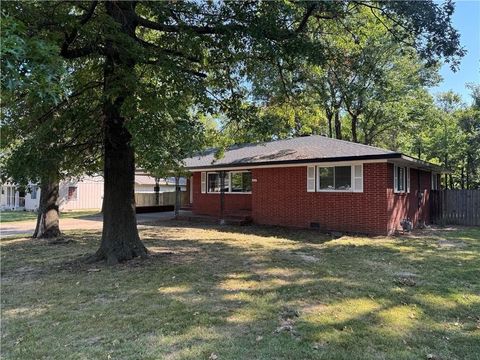 Photo of 713 Maple Drive, Springdale, AR 72764 (MLS # 1326959)