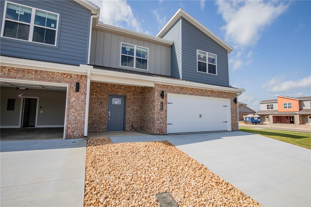 Beautiful New Construction Townhome in Pea Ridge!!! 3 bedrooms 2 1/2 baths, Master on main level. Wood style flooring throughout. Kitchen features custom cabinets, stainless appliances, granite counters, large pantry. Living room has high ceiling and is open to the kitchen and access to the back covered patio. Master bedroom includes walk in shower double sinks and large closet. Upstairs has 2 large bedrooms and 1 full bath, bonus room/office and additional storage room, garage is insulated and included an insulated garage door. Lawncare is included.