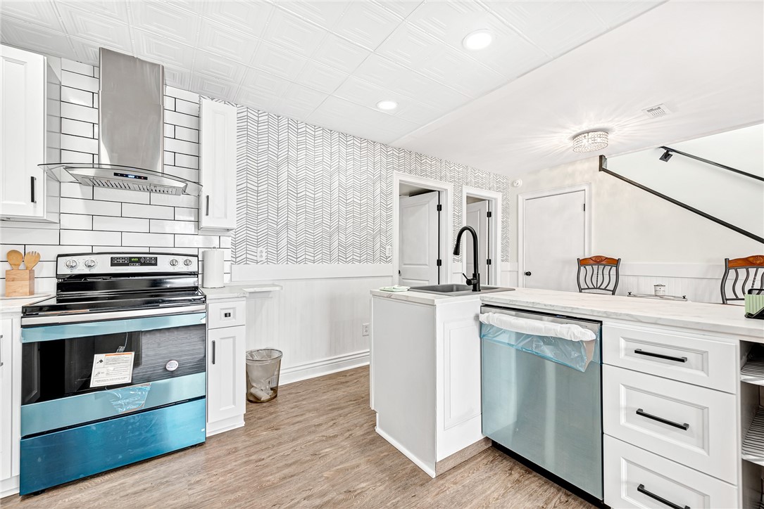 Sweet Bella Vista townhome freshly remodeled in a fantastic location. You will enjoy the intricate details around every corner, including beautiful crown moulding, creamy shiplap and stunning accent wallpaper. Do not worry, everything conveys! Outdoor lovers will be excited about being steps from the golf course, close to Tanyard Creek trials, a quick drive to Lake Windsor and Avalon, and easy access to I49 for speedy trip to Fayetteville for Razorback games!