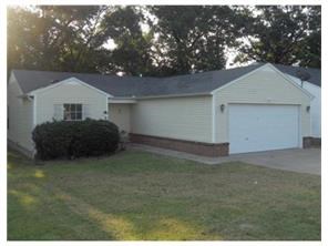 3/2 with 2 car garage just off I-49 and minutes from downtown Bentonville. Split plan with ceiling fans, kitchen open to living room, back deck, and fenced yard.