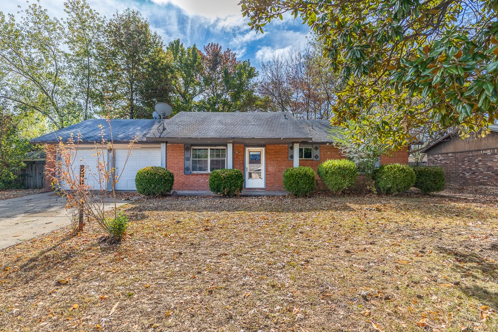 Calling all investors! This one is ready to be fixed up and set up as a rental, great reno and resell, or add some sweat equity if you plan to live in it now! Located in the heart of Springdale near Gutensohn and Huntsville road, this home is on a huge lot with a fully fenced backyard, close to all things retail, grocery, entertainment, schools, and quick access to I49. Home is on a slab, 2 bed, 2 full baths, laundry room, 3 exits to the backyard, two car garage, and gorgeous mature trees all around. will not go FHA and No SPD.
Highest and best by Wed at 6pm