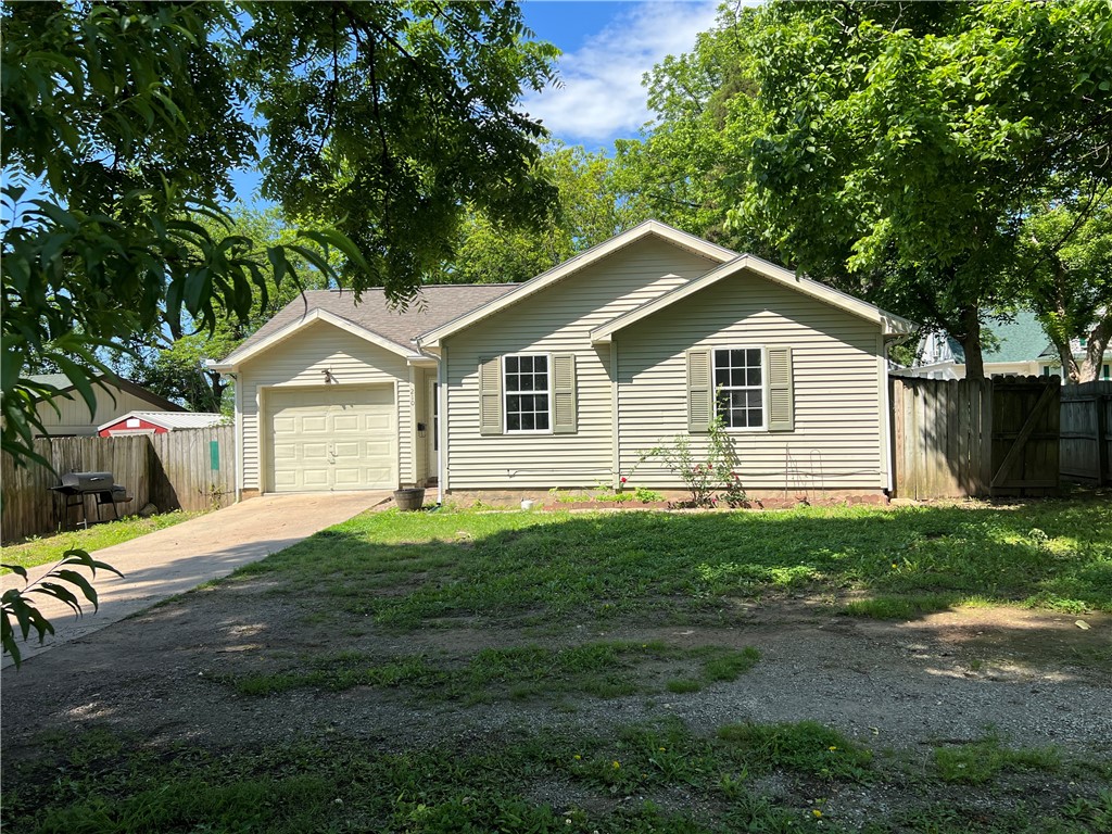 Welcome to 210 Cain Street, Berryville, AR! Step into this charming home boasting 3 bedrooms, 2 bathrooms, and recent updates including fresh paint and new flooring. Relax in the cozy master bedroom or unwind on the deck surrounded by trees. With a one-car garage and ample parking space, convenience is guaranteed. Located near schools, parks, and amenities, this property offers the ideal Berryville lifestyle. Don't miss out ā schedule a showing today and make this your new home sweet home!
Plus, take advantage of the nearby community activities and local events, perfect for families and individuals alike. Whether it's exploring the nearby parks or enjoying shopping and dining options just a short drive away, there's something for everyone here. Experience the warmth and charm of Berryville living at 210 Cain Street ā your new haven awaits!