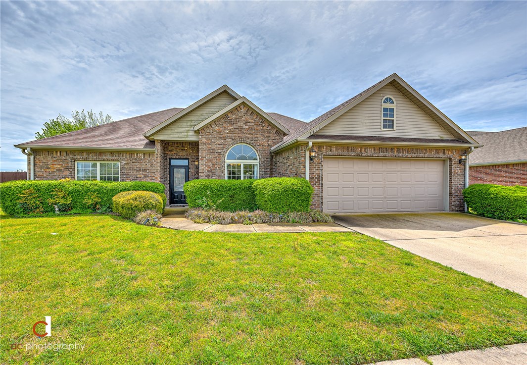 This home has everything you need in an extremely desirable location: close to schools, shopping, restaurants, the Bentonville Community Center, and the trail system. This home boasts a split floor plan, spacious eat in kitchen with granite counter tops, 3 beds, 2 baths, gas fireplace, and formal dining room. Refrigerator conveys. New roof in 2015. New fence.