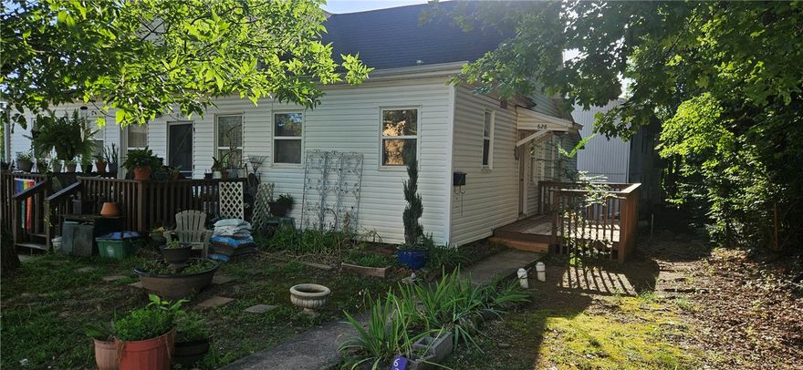 Nice duplex near campus in Fayetteville. Home features 1 bedroom,1 bathroom, LVP in Livingroom, carpet in bedroom, nice deck on front of unit, water paid, and with onsite laundry.