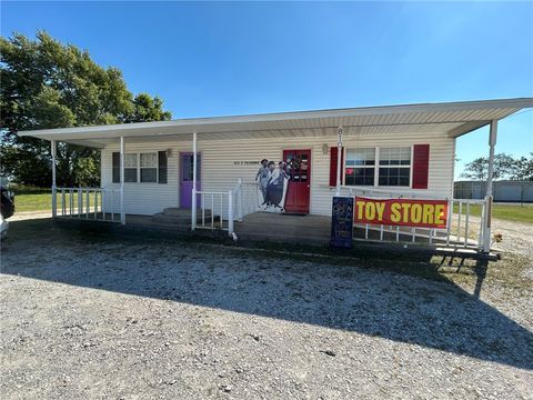 Photo of 810 E Pridemore Drive, Lincoln, AR 72744 (MLS # 1324204)