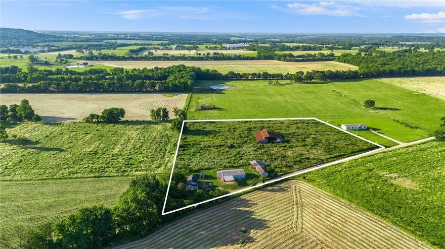 Incredible 6.41-acre property near Siloam Springs and Lincoln! Includes 70x90 hay barn, 20x30 steel truss building, old milk barn, steel cattle pens, good well, and multiple outbuildings. 2BR/2BA home sold as-is with major updates: new A/C, heating, plumbing, electrical, flooring, concrete siding, ceilings, and sheetrock (except master). Ideal for agriculture, rental, RV park, or building your dream home! Don’t miss out on this exceptional investment opportunity!