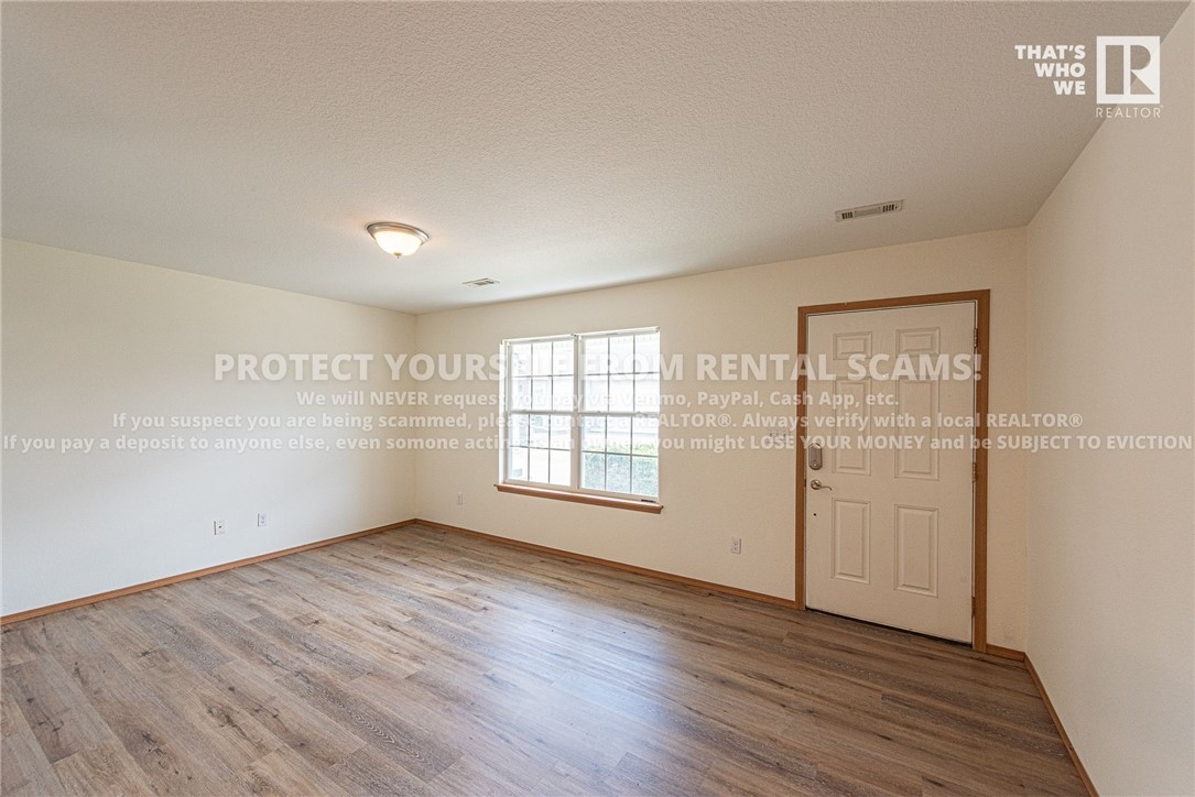 COMMONS AT WALNUT CROSSING (THE) - Residential Lease