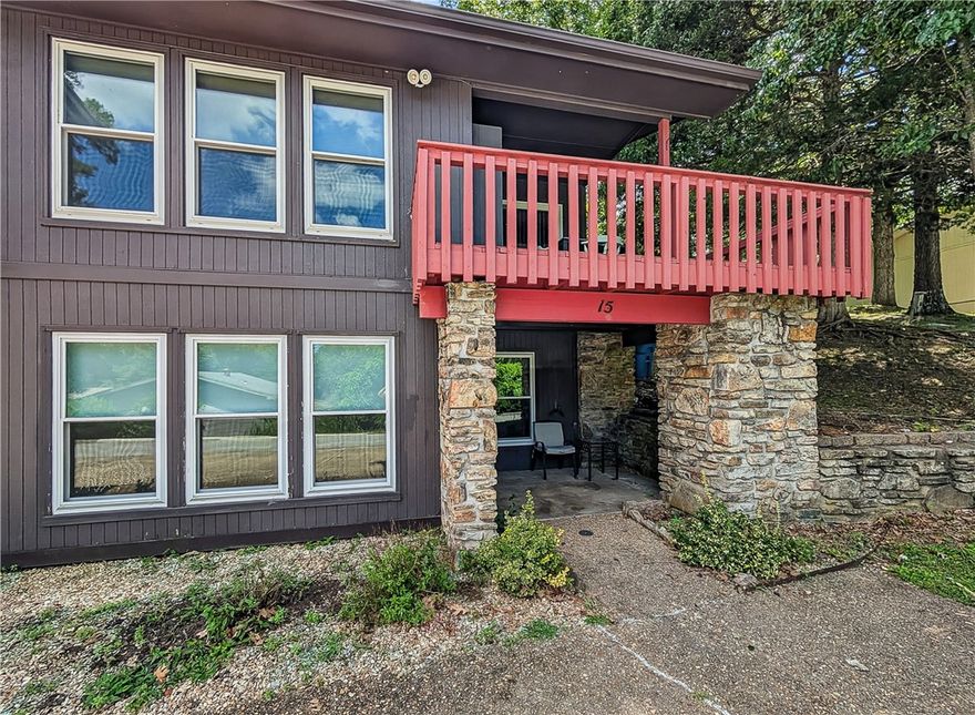 Welcome To Your Next Home! This Updated End-Unit Townhome In Bella Vista Offers Flexibility, Privacy, And Plenty Of Space With Two Living Areas—One On Each Level—Perfect For Relaxing Or Hosting. Enjoy A Spacious Patio For Morning Coffee Or Evening Wine, All Just Minutes From Bella Vista’s Best: 4 Minutes To Town Center, 2 Minutes To BV Bar & Grill, And Easy Access To Lakes, Golf, Clubhouses, Trails, And More. Whether You're Looking To Move In, Airbnb, Or Invest, This Is Bella Vista Living Done Right!