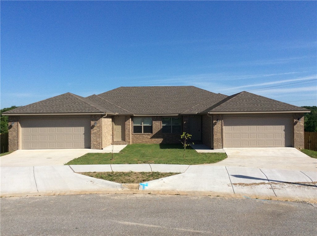 3 bed, 2 bath duplex in Bentonville. Comes with all appliances. Granite countertops in kitchen and bathrooms!