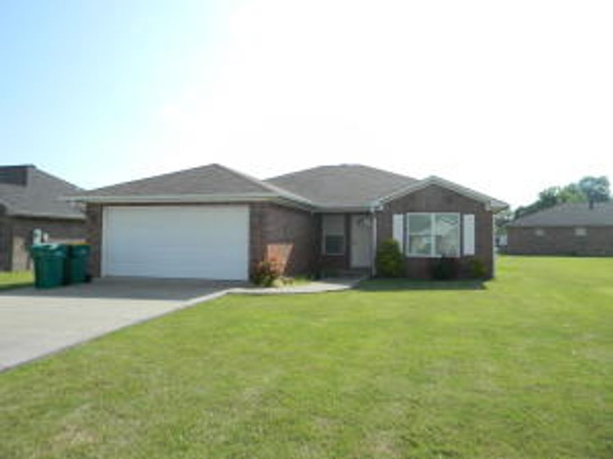 TO BE SOLD AT AUCTION ON 7/11/15 AT 12:00PM...ESTATE SALE...SOLD ''AS IS'' WITH 10% NON-REFUNDABLE DOWN PAYMENT DAY OF SALE WITH 10% BUYER'S PREMIUM ADDED TO FINAL BID. This 3 bed 2 bath home located in Sunrise Estates is in mint condition and waiting for you! The home features a living room with tall tray ceilings, split bedroom floor plan, and master bedroom with double walk-in closets.