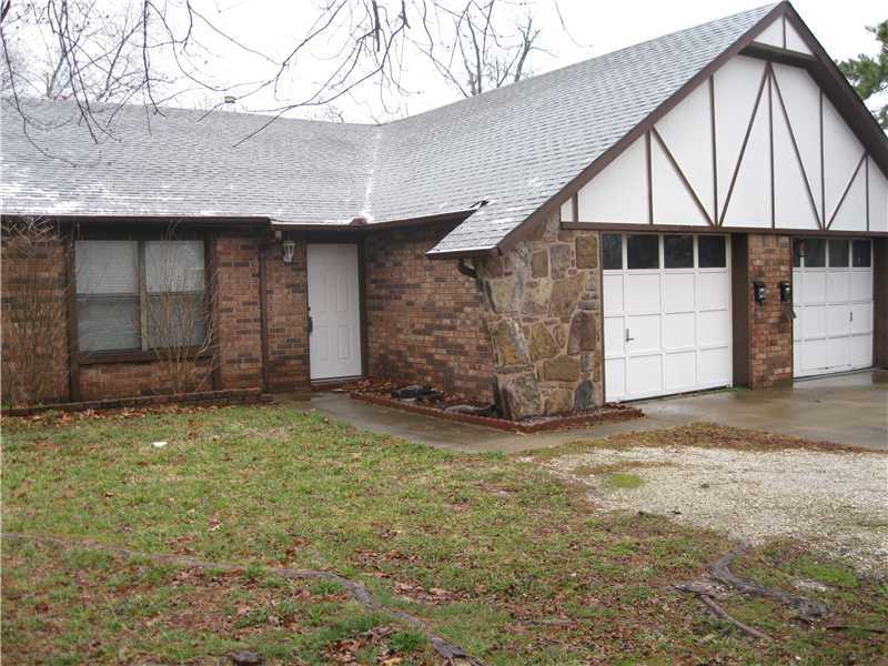 LOCATION, LOCATION,LOCATION !! THIS DUPLEX IS WITHIN WALKING DISTANCE TO DOWNTOWN BENTONVILLE. THE HOME FEATURES 2 BEDROOMS/2BATHS, HUGE KITCHEN, FIREPLACE AND FENCED IN BACK YARD