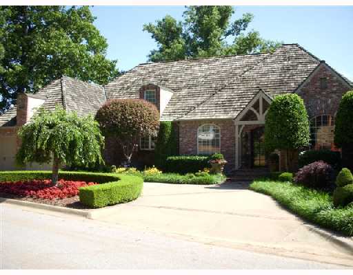 GOURMET KITCHEN WITH A FULLY EQUIPPED BUTLER'S PANTRY, SUNROOM, HEARTH ROOM. 2 UTILITY ROOMS, 17OO SF OF STORAGE. GOLF CART STORAGE & WORKSHOP. WONDERFUL PINNACLE HOME W/LOTS OF BUILT-INS. HARDWOOD FLOORS, 2 PATIOS, SECRET GARDEN AND A VIEW.