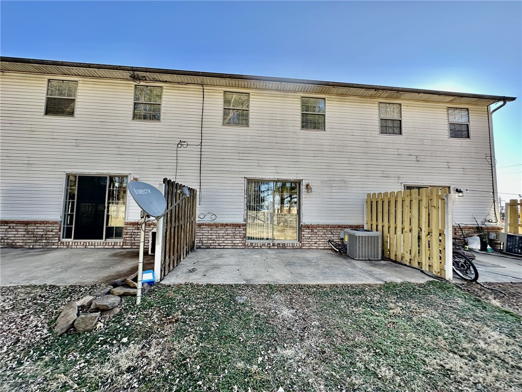 ELM TREE CENTER SUB-BENTONVILLE - Residential Lease