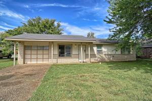 This home is a must see! If you've been looking for a place to call home, look no more. 3 bedroom, 2 bathroom home located in Russellville, Arkansas. Just minutes from the grocery store, also within walking distance to The Boys & Girls Club and Oakland Elementary. This home offers 1,164 square feet of living space, including a patio, fenced in back yard and all situated on a nice corner lot. This home is priced to sell, so don't let it pass you up. Set up a showing today!