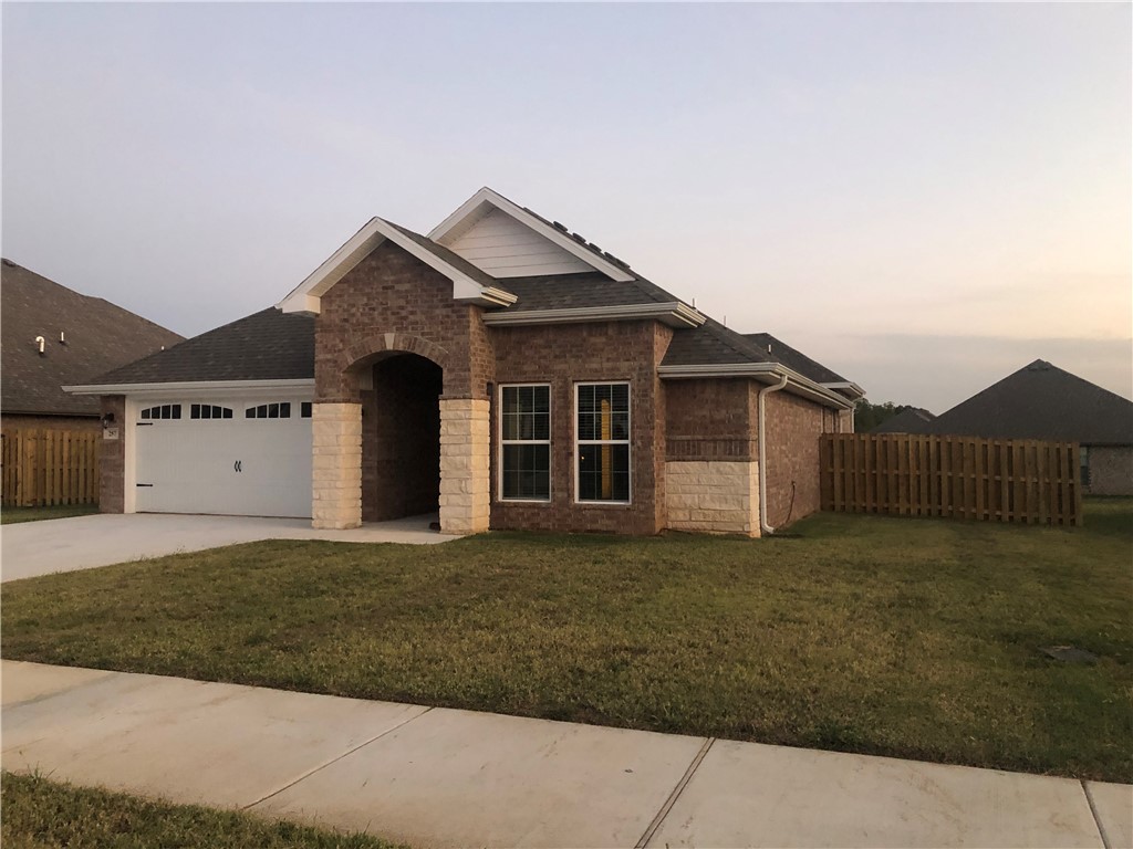 A nearly new luxury 2050 HSF home. The home offers double pantries, room for bar seating and a large, covered back patio. The open floor plan has three bedrooms and two full baths. Stainless Steel appliances in the kitchen, 10 foot ceilings in the entry, kitchen, living area and master bedroom. Very large master closet.