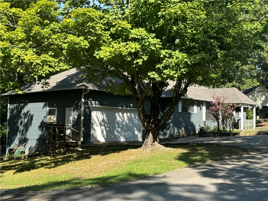 LAKE AREA OPEN FLOOR PLAN , SPLIT BEDROOM EXTRA LARGE LANDRY ROOM WITH EXTRA STORAGE AND BRAND NEW DECK THAT STRETCHES ACROSS THE ENTIRE BACK OF HOUSE. STORAGE UNDERNEATH DECK. SITS ON DEAD END STREET. LIKE FISHING AND BOATING BE AT PRARIE CREEK MARINA OR HWY 12 BRIDGE WITHIN MINS.