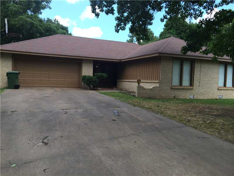 WELL MAINTAINED HOUSE WITH FENCED YARD. 3 BED, 2 BATHS, 2 CAR GARAGE.COVERED DECK. GREAT LOCATION.