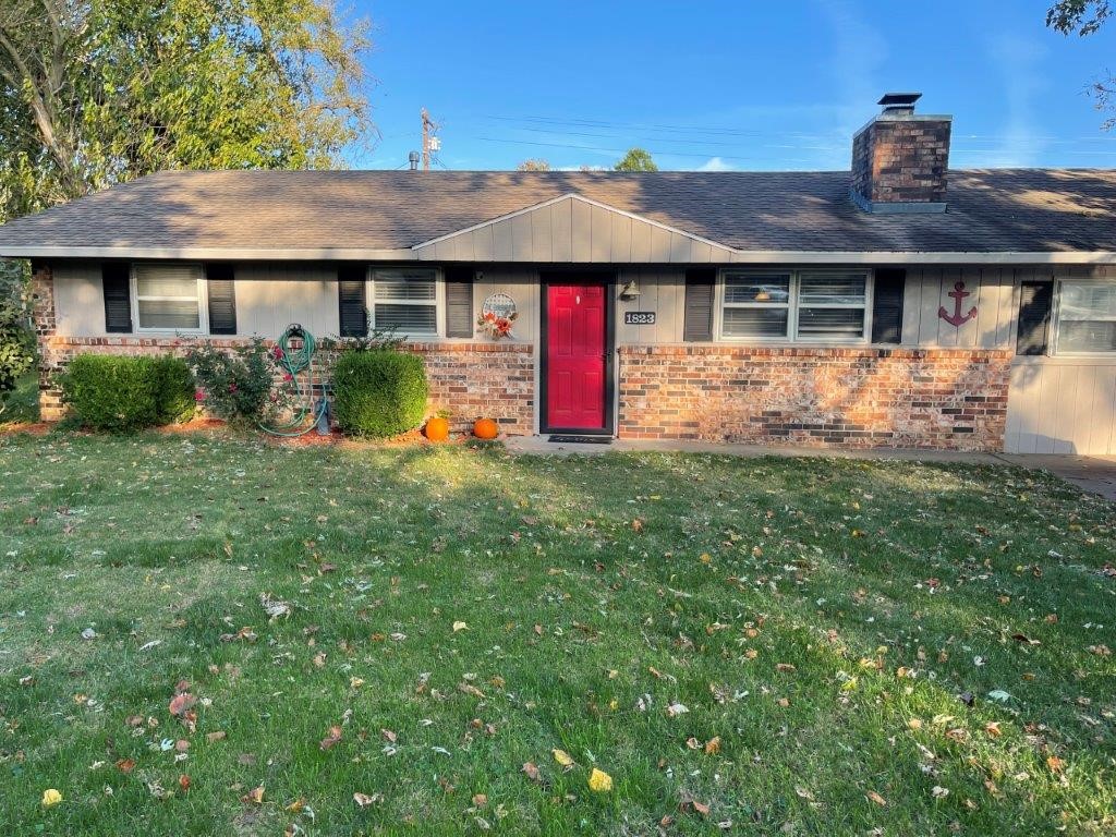 Location, location, location. This charming home offers an open floor plan, spacious living area with kitchen perfect for entertaining. Don't miss the opportunity to live in this desirable area.