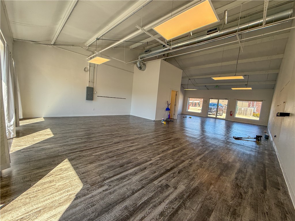 Venezia Piazza Add - Commercial Lease