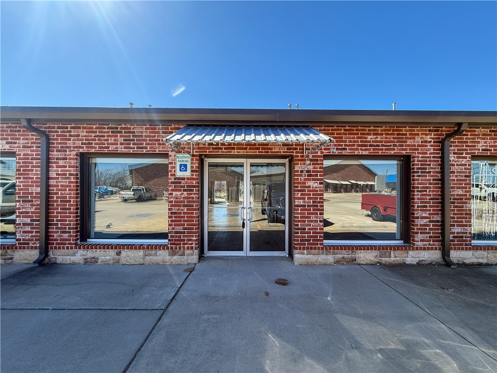 Open floor plan with restroom. Located just off the intersection of Hwy 412 (35,000 VPD) & Hwy 112 (9,100VPD) in Springdale, with easy access to I-49 (99,000 VPD). Newer construction with great visibility in a high traffic area. Future plans to expand Hwy 112 to 4 lanes.