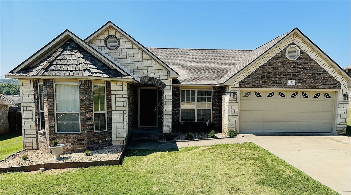 New Greenwood, Arkansas, listing that you don't want to miss. This adorable home has 4 bedroom and 2 bathroom. The combination of brick and rock featuring a wood shingle eve makes this house stand out. It offers a split floor plan, high ceilings, build-ins, eat-in kitchen, with a privacy fenced backyard and so much more. Schedule your showing now before it is too late! Soon both flowerbeds will look the same!