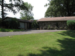 Country Home3 Bedroom, 2 Full Bath with a shop on 1.75 acres with 2 car attached garage. Also has 2 additional carports.This home offers a fireplace that is ducted through the entire house.Vaulted living room ceiling.1 year Home WarrantyClose to Petit Jean State Park!