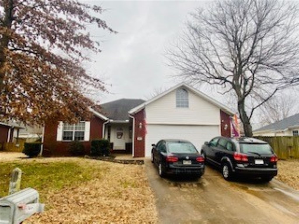 Split super clean 3 bed, 2 bath home with cathedral ceiling and crown moulding has been well kept. New floors throughout the home. All appliances convey.This home is wonderful for entertaining. Convenient location with Hwy 265/Crossover Rd and downtown Fayetteville just minutes away.