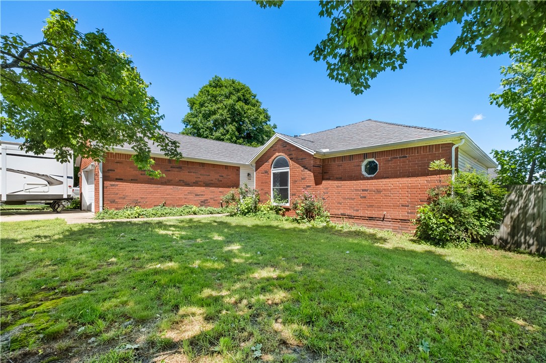 Welcome to 658 Walnut Ridge St – a beautifully maintained home offering comfort, space, and peace of mind! This charming property features 3 spacious bedrooms and 2 full bathrooms, including a primary suite with a luxurious whirlpool tub for the perfect retreat. Sitting on a larger-than-average lot, there’s plenty of outdoor space for entertaining, gardening, or simply relaxing.
Enjoy the benefits of newer, energy-efficient double-pane windows and a 2-year transferable warranty on the roof for added value and security. The interior was freshly painted just 1.5 years ago, making this home truly move-in ready.
Don’t miss your chance to own this lovingly updated home in a desirable neighborhood!
Owner does not want showings other than open houses.