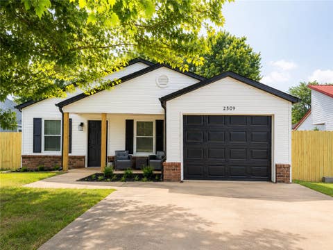 Photo of 2509 SE 4th Street, Bentonville, AR 72712 (MLS # 1354755)