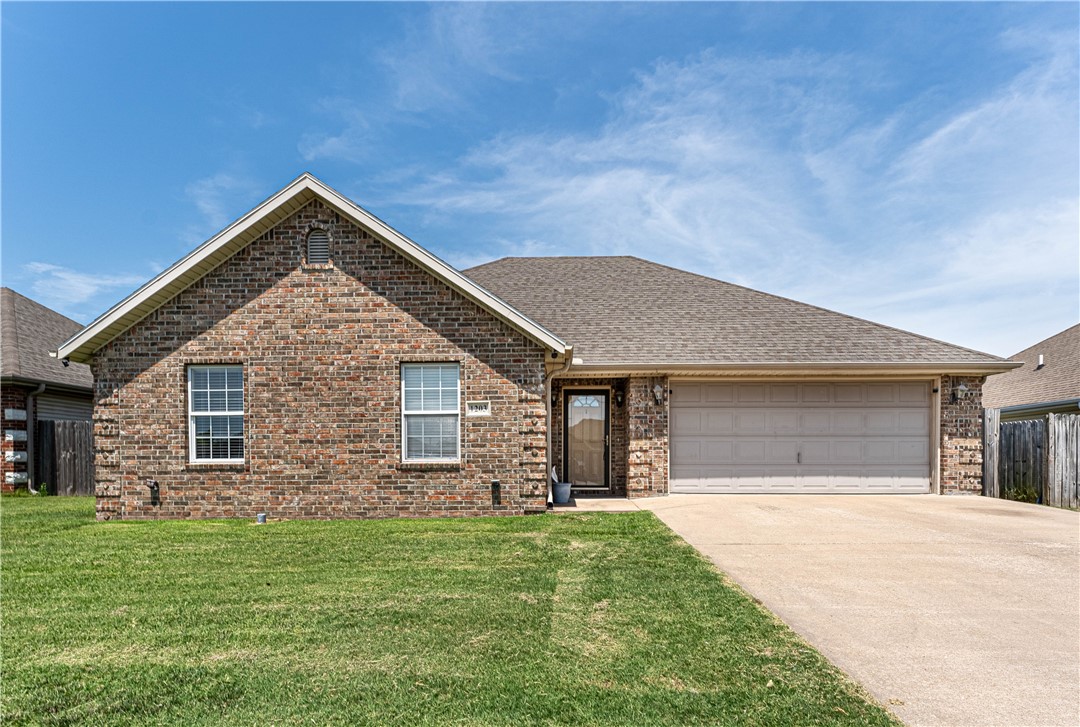Welcome to your dream home in the heart of the picturesque Patriot Park subdivision in Siloam Springs, AR! This enchanting residence boasts 3 bedrooms, 2 baths, and a cozy fireplace, providing the perfect blend of comfort and elegance. The living room, centered around a charming fireplace, is ideal for gatherings with family and friends. The master suite is a private oasis of relaxation, featuring a well-appointed ensuite bathroom, complete with a luxurious bathtub and a separate shower. The additional two bedrooms are generously sized, offering ample space for personalization or a home office. Strategically located, this stunning home offers the best of both worlds ā just a short 30-minute drive from the vibrant cities of Fayetteville and Bentonville. Experience the tranquility of suburban living while having easy access to a multitude of amenities, including shopping centers and schools.