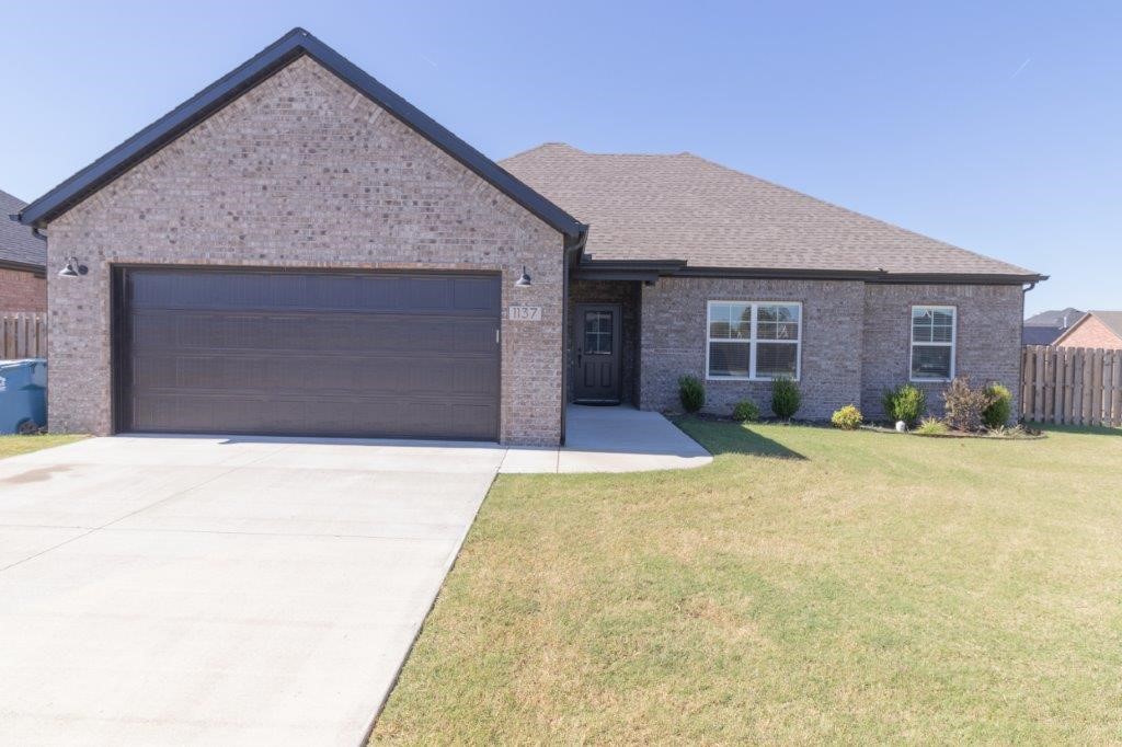 Fridge, Washer, and dryer included!! Nice 4 Bedroom 2 bath home with 2 car garage and nice sized backyard! Located near Pea Ridge High School and only minutes from Bentonville. Property features include granite countertops, gas range, pantry, tiled walk-in shower, whirlpool tub, gas log fireplace, raised ceilings, large pack covered patio and much more.
