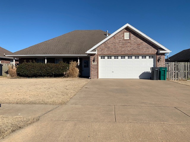 Great 3 bed 2 bath with a fenced backyard. Located in Rogers close to Pleasant Grove and I-49