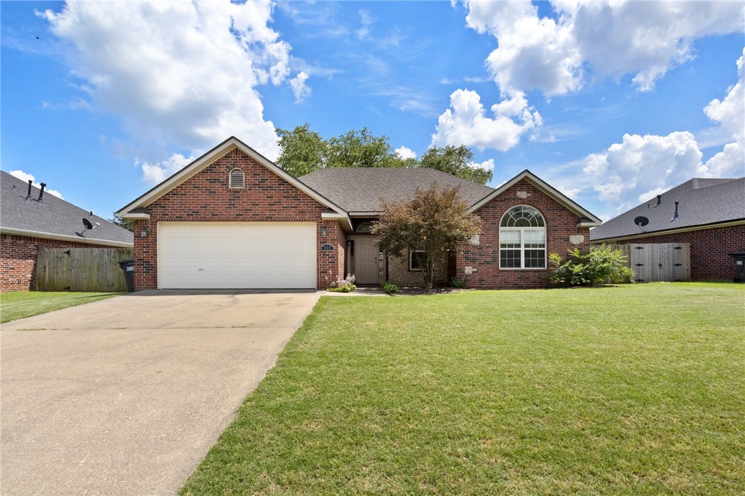 Great home in an established neighborhood right in the heart of Springdale! This inviting property offers the perfect blend of comfort, convenience, and location — just minutes from the Razorback Greenway, Lake Fayetteville Park, top-rated schools, and shopping.
Open-concept layout with abundant natural light. The spacious living area flows into eat-in kitchen, complete with backyard views — ideal for everyday living and entertaining.
Featuring 3 bedrooms and 2 full bathrooms, the home provides privacy and functionality, with a generously sized primary suite and walk-in closet. Outside, enjoy a large fenced backyard perfect for pets, gardening, or outdoor gatherings.
Quick access to I-49 and downtown Springdale, minutes to George Elementary and local parks. Enjoy nearby breweries, ballparks, and dining options!