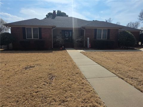 Photo of 902 Deerfield Ct, Russellville, AR 72802 (MLS # 1338015)