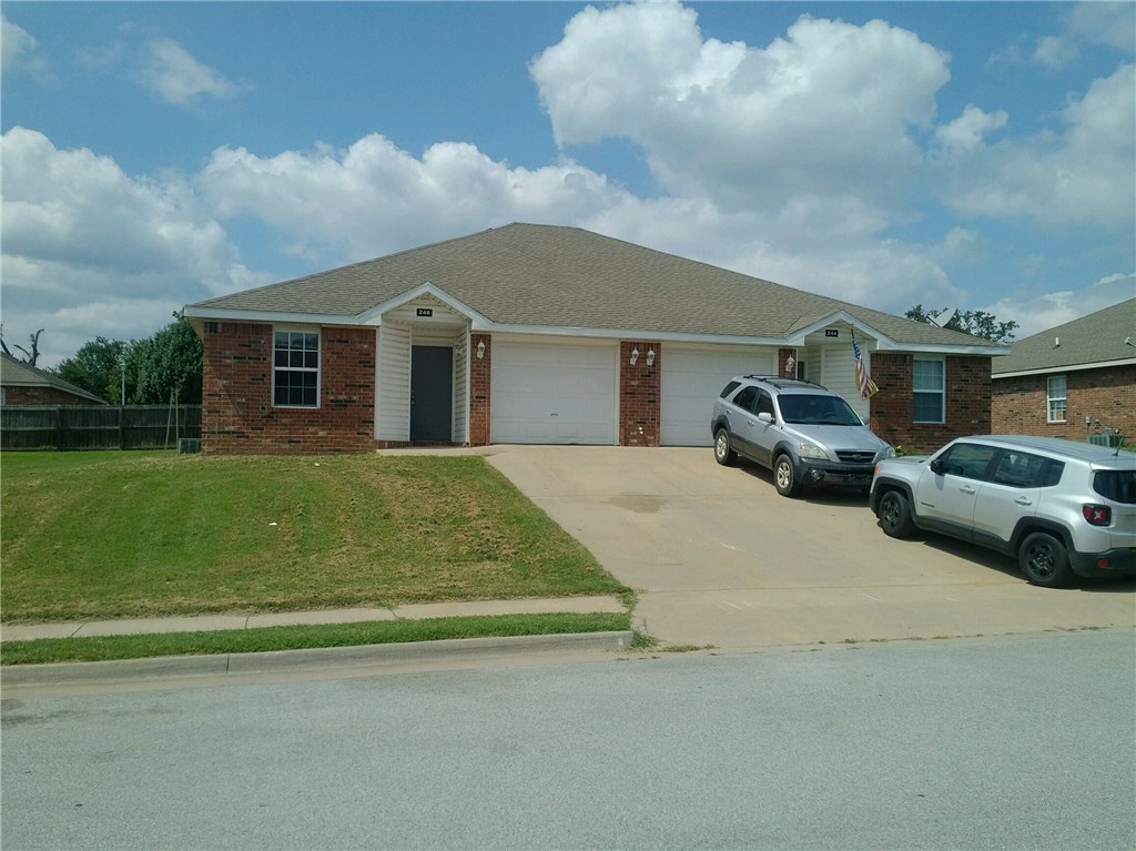 Nice duplex in Centerton featuring 3 bedrooms, 2 bathrooms & 1 car garage. Wood floors in living room & kitchen, carpet in bedrooms. All appliances are included. New paint throughout.