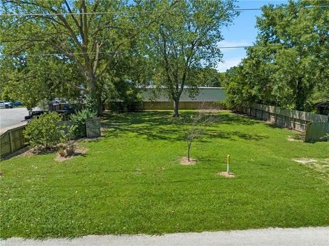 Photo of 1006 S Main Street, Bentonville, AR 72712 (MLS # 1336787)