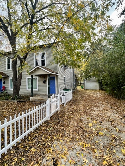 Charming & Cozy 2 bedroom, 1 bathroom duplex in the heart of Springdale. This property offers quick access to the post office, downtown Springdale, Jones Center and much more. This home has many charming quality's including a screened in porch and a large back yard just to name a few. One of the few properties available under $1000!