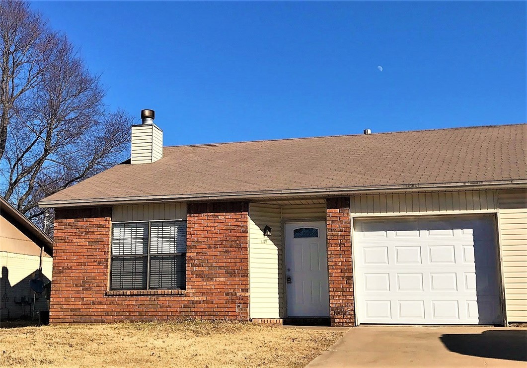 Newly Remodeled 3 bed 2 bath unit with brand new kitchen appliances in a great location close to shopping and recreational activities. Also this unit is just a few minutes from the downtown district of Rogers. This is a must see, schedule a showing before this one is gone! All applications are online at MetroRentsNWA.com