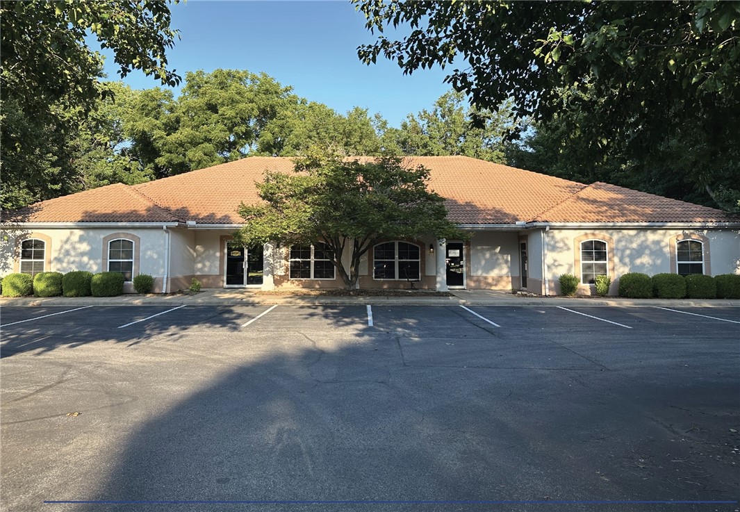 Village on the Creeks is the largest garden office park in Northwest Arkansas. It houses office, retail, restaurant, and medical tenants and enhances quality of life by offering a walking/biking trail on Razorback Greenway and a lake with beautiful views.