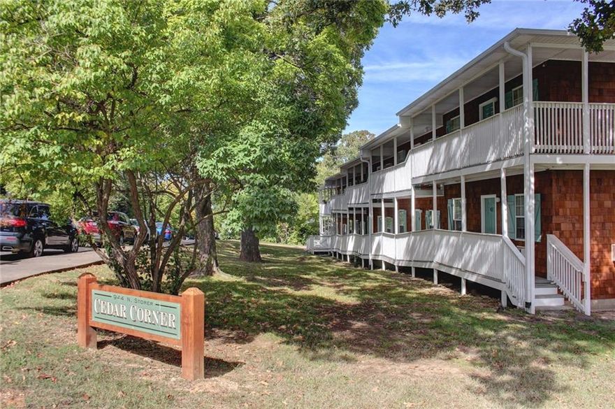 Great location! Walking distance to the U of A and close to everything Fayetteville has to offer. 1 bedroom, 1 bath with fridge, washer & dryer included. Updated kitchen appliances and granite countertops.